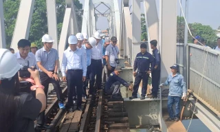 Gia cố tạm cầu Ghềnh, thông tuyến đường sắt Bắc Nam trước sáng 12/3