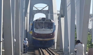 Thông tàu Bắc - Nam qua cầu Ghềnh sau 5 ngày gián đoạn 