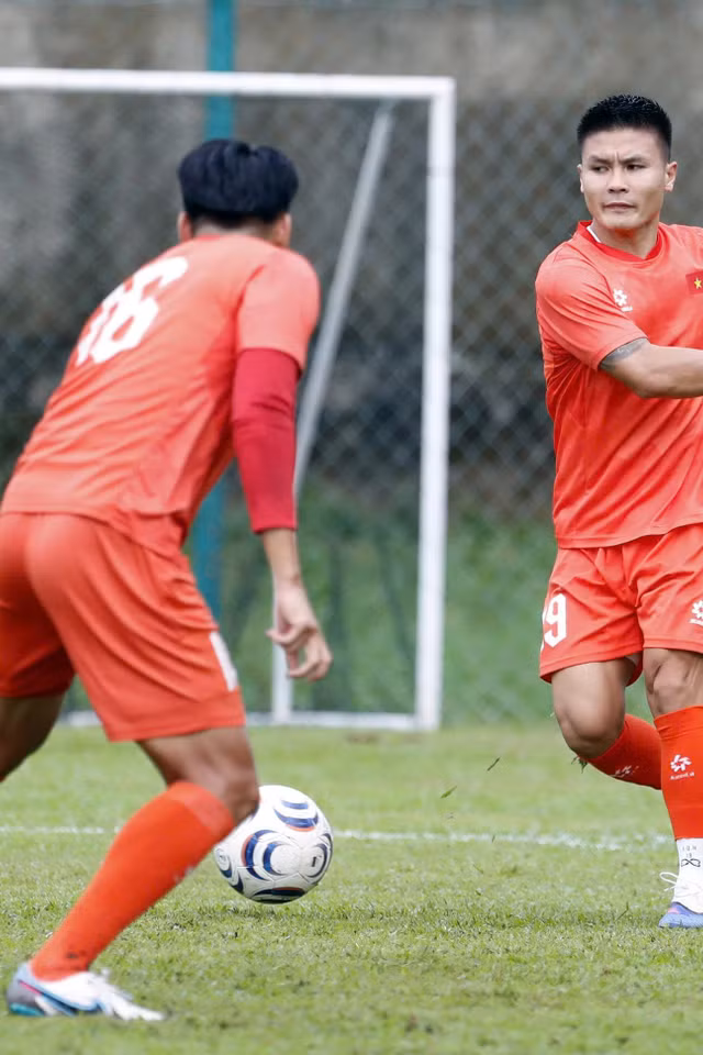 Nguyễn Quang Hải đang là tâm điểm chú ý sau trận đấu với Campuchia trên sân Mỹ Đình. Những gì anh thể hiện ở vòng bảng chưa thực sự ấn tượng như chờ đợi của giới hâm mộ. Dù vậy, HLV Kim Sang-sik và các đồng đội ở đội tuyển Việt Nam vẫn ủng hộ Quang Hải. Phó chủ tịch Trần Anh Tú hôm nay cho rằng Quang Hải là cầu thủ lớn và HLV Kim Sang-sik biết phải dùng anh như thế nào.