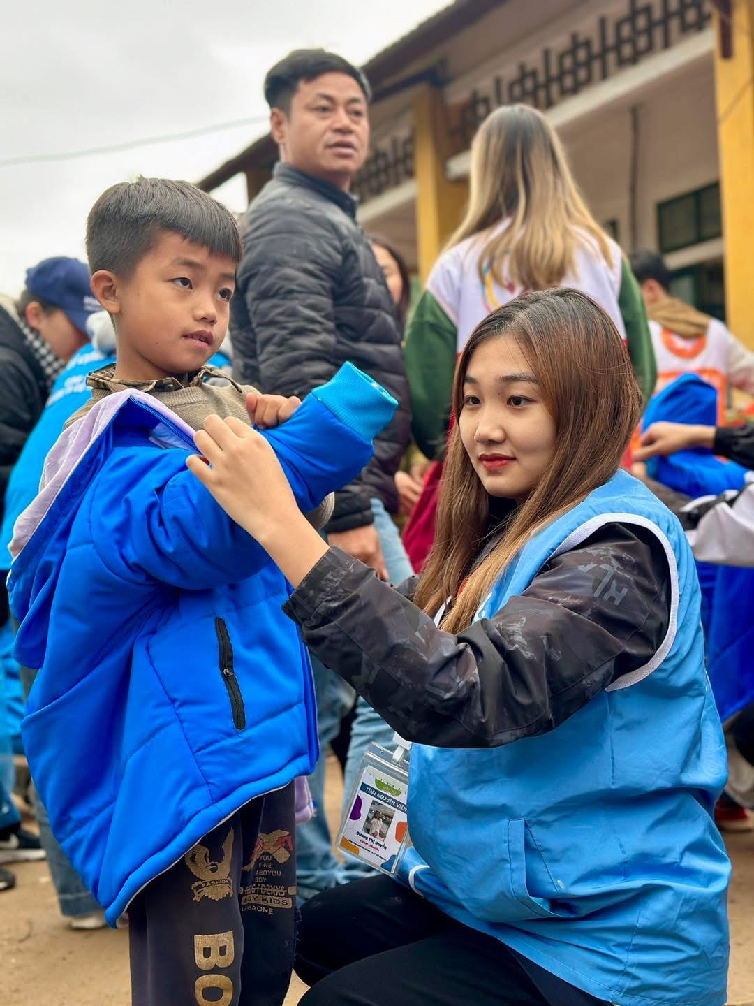 anh-2-doi-voi-huyen-cai-lai-lon-nhat-sau-moi-chuyen-di-la-nu-cuoi-cua-cac-em-nho-khi-nhan-duoc-qua-duoc-mac-nhung-chiec-ao-am.jpg