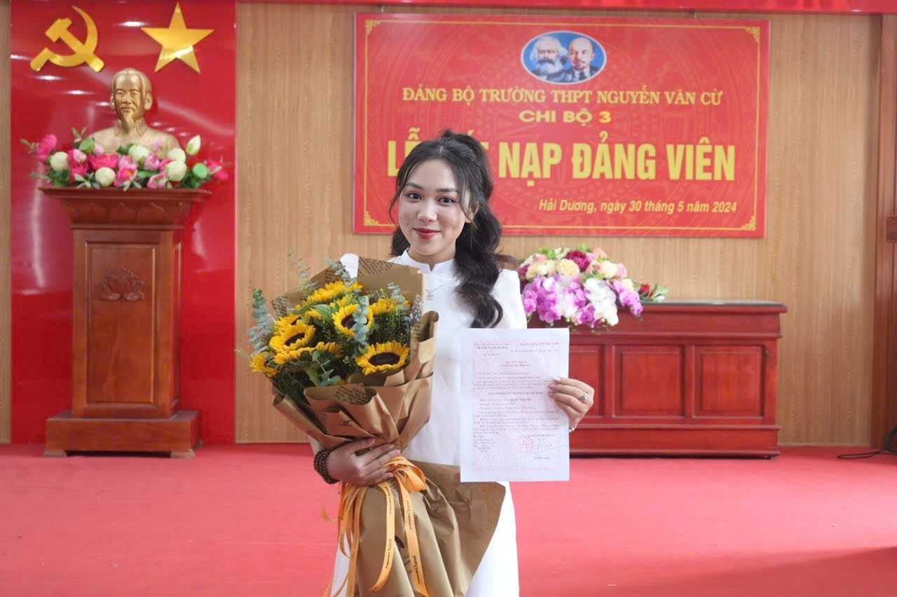 anh-chup-buoi-le-ket-nap-dang-tai-truong-thpt.jpg