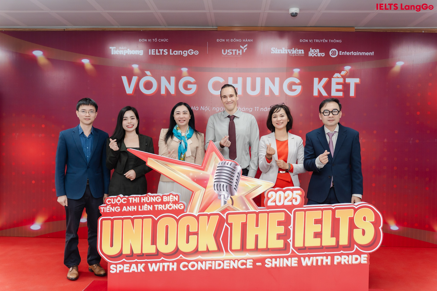 Đại diện BTC - Nhà báo Nguyễn Tuấn Anh cùng cô Nguyễn Diệu Hoa (thứ 2 từ bên trái) và Ban giám khảo cuộc thi Unlock The IELTS 2025.