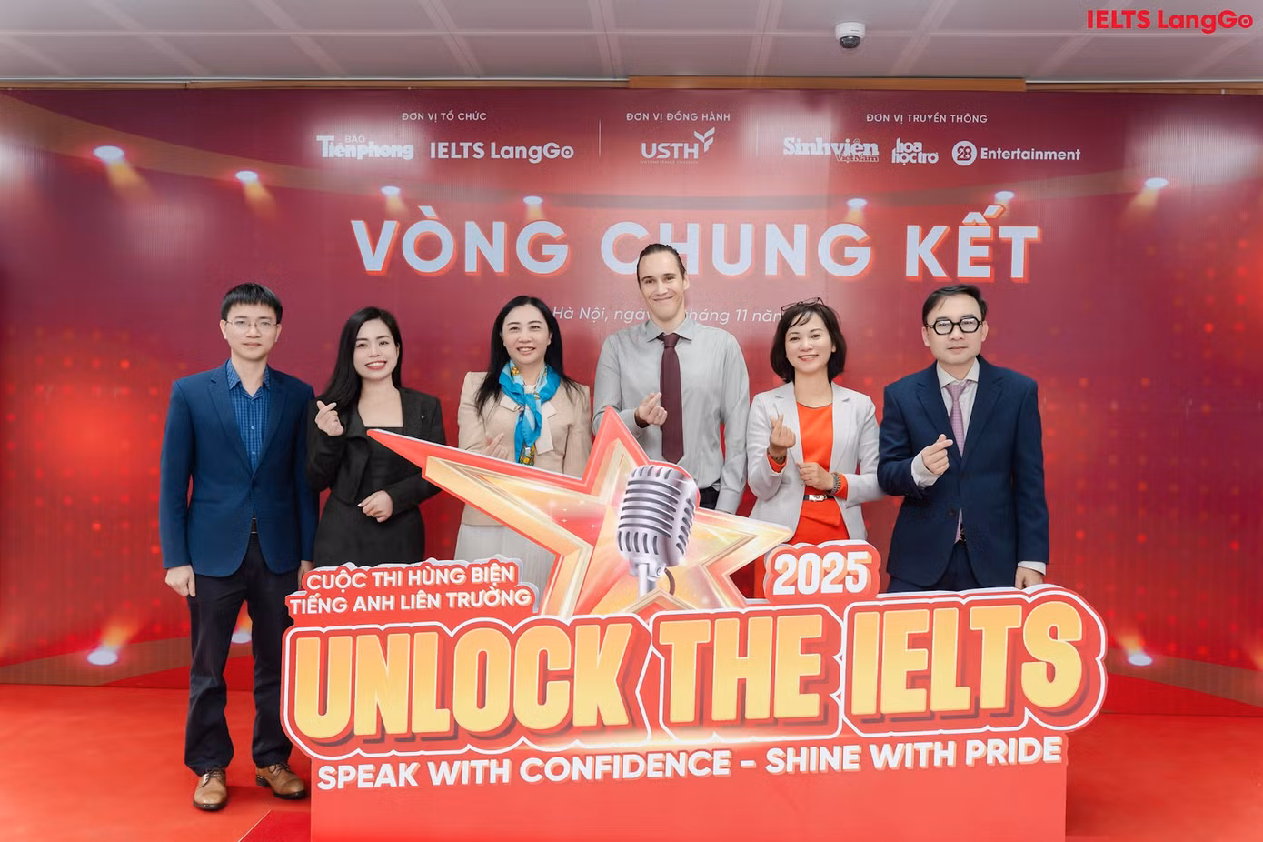 Đại diện BTC - Nhà báo Nguyễn Tuấn Anh cùng cô Nguyễn Diệu Hoa (thứ 2 từ bên trái) và Ban giám khảo cuộc thi Unlock The IELTS 2025.