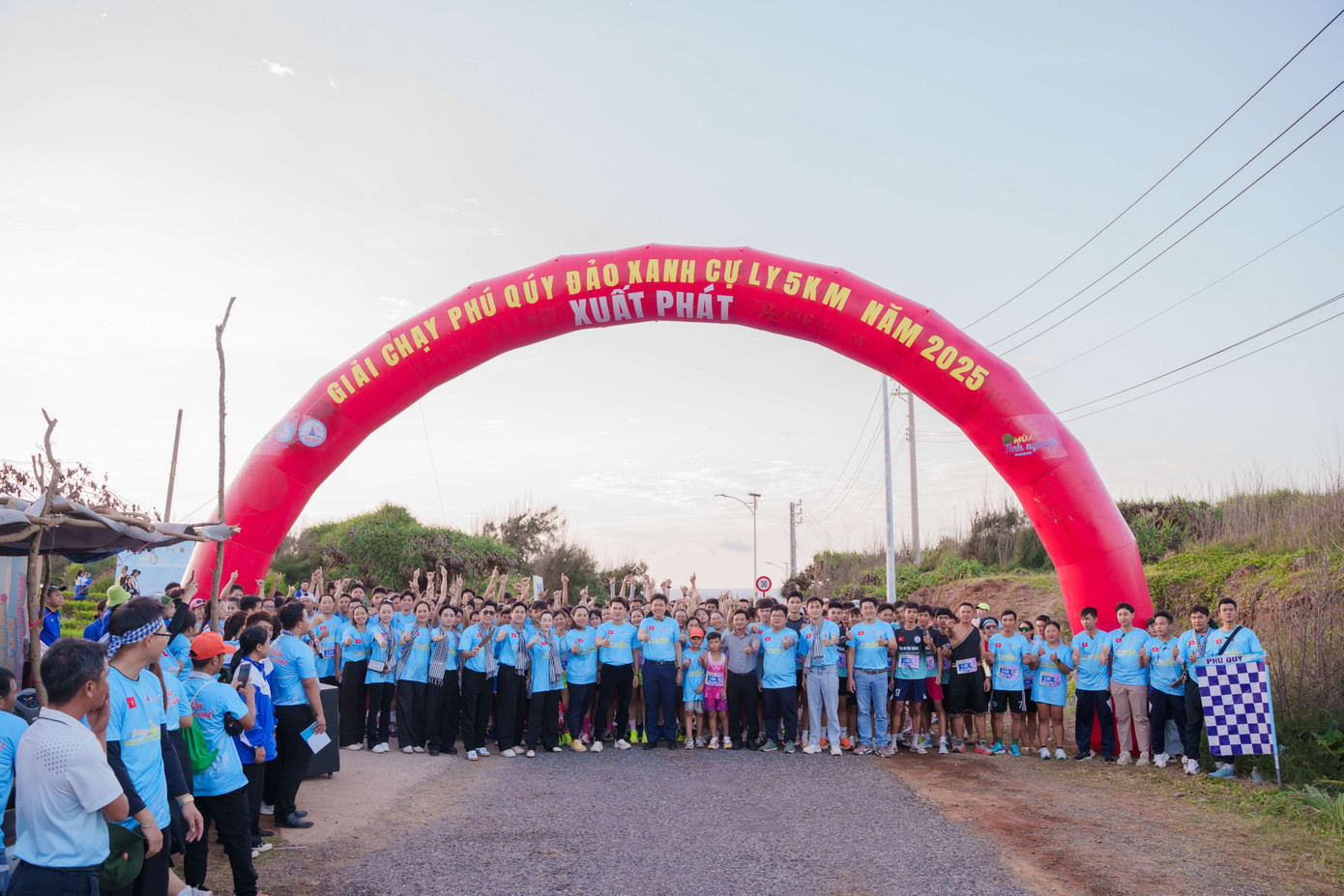 Giải chạy “Phú Quý đảo xanh” do Trường Đại học Sư phạm Thể dục Thể thao TP. HCM chủ trì tổ chức thu hút hơn 400 vận động viên tham gia. anh-5.jpg
