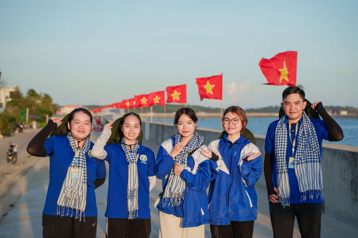 Như Ngọc (ngoài cùng bên trái) và Tấn Tỷ (ngoài cùng bên phải) cùng các chiến sĩ chụp ảnh tại tuyến đường cờ Tổ quốc. anh-2.jpg