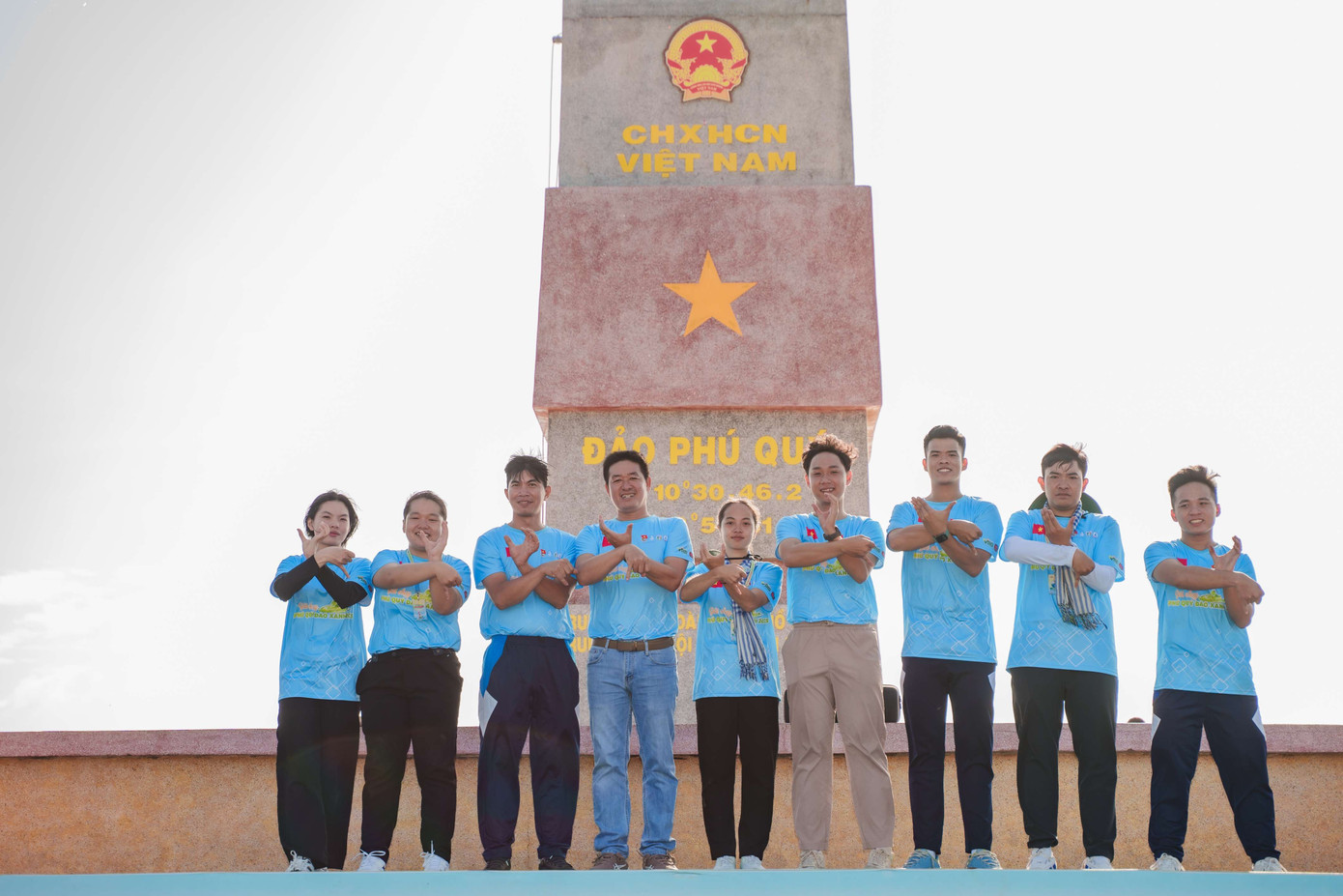 Các chiến sĩ Mùa hè xanh thực hiện nhiệm vụ tại huyện đảo Phú Quý (cũ). anh-1.jpg