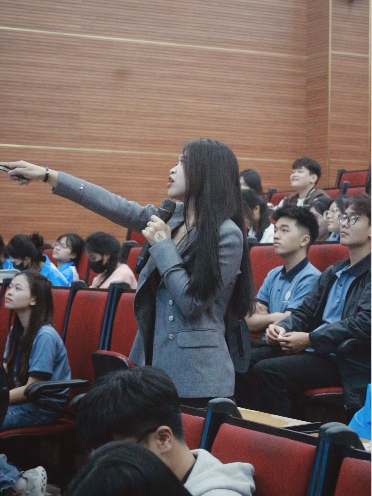 Đoàn Trang với vai trò diễn giả Talkshow “Hành trình Sinh viên”, chia sẻ trải nghiệm thực tế, lan tỏa và truyền cảm hứng học tập và phát triển bản thân thu hút sự quan tâm của đông đảo sinh viên.