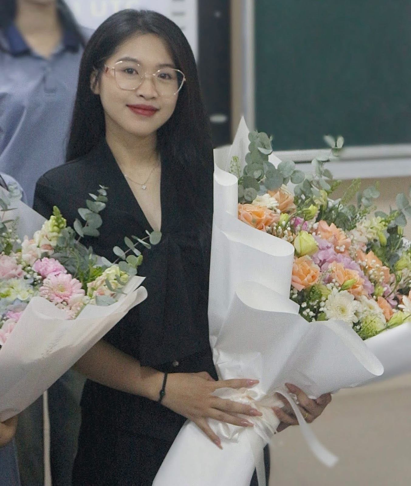 Đoàn Trang tại ngày Kiện toàn CLB. Ở khoảnh khắc ấy, Trang khẽ rưng rưng - không phải vì niềm vui bộc lộ, mà vì sự nhẹ nhõm sau chuỗi ngày áp lực và hoài nghi. Đó là lúc Trang biết: mình đã không bỏ cuộc, và mình đã làm được.