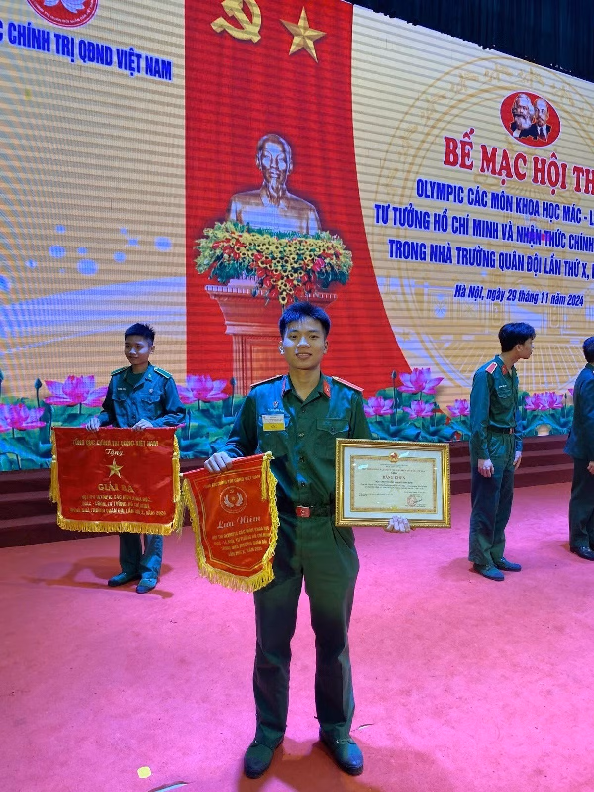 Thượng sĩ Đặng Hồng Phú nhận giải Ba Hội thi Olympic các môn khoa học Mác - Lênin, Tư tưởng Hồ Chí Minh và nhận thức chính trị xã hội trong nhà trường quân đội lần thứ X.