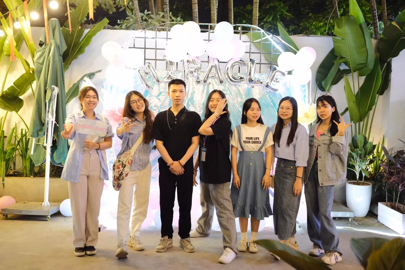 Huyền Trang (giữa) tham gia hoạt động ngoại khóa của câu lạc bộ.
