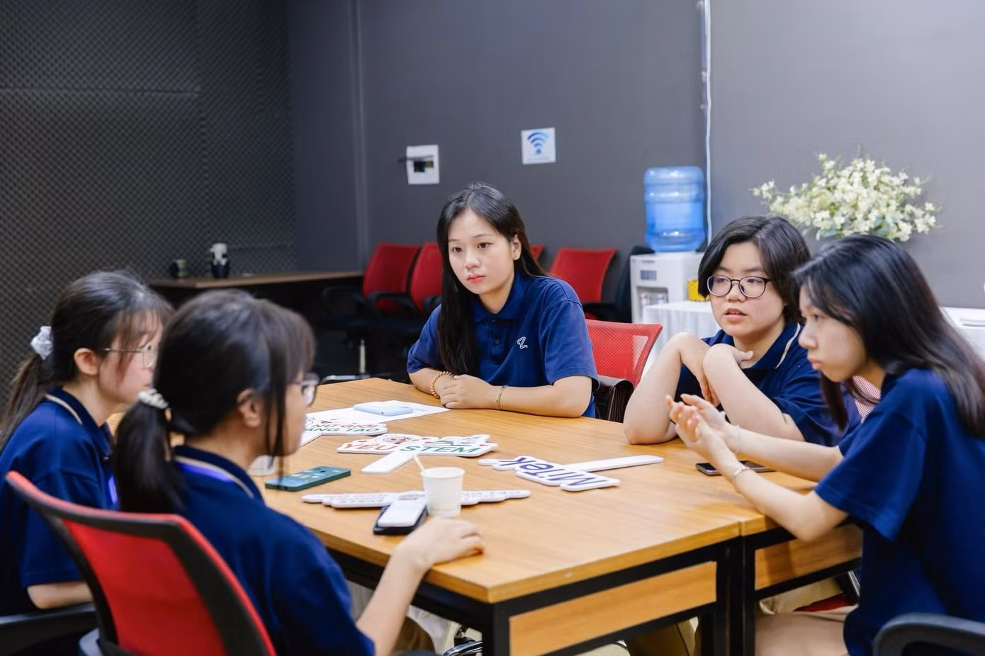 Trang tham gia bàn luận với mọi người trong dự án cộng đồng.