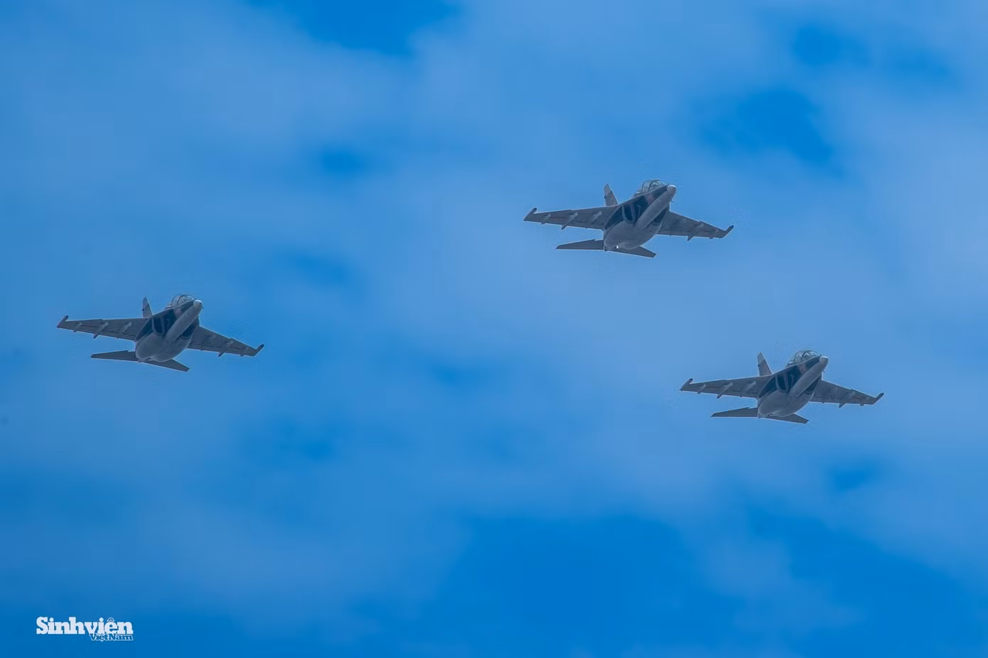 hop-luyen-may-bay-su-27.jpg