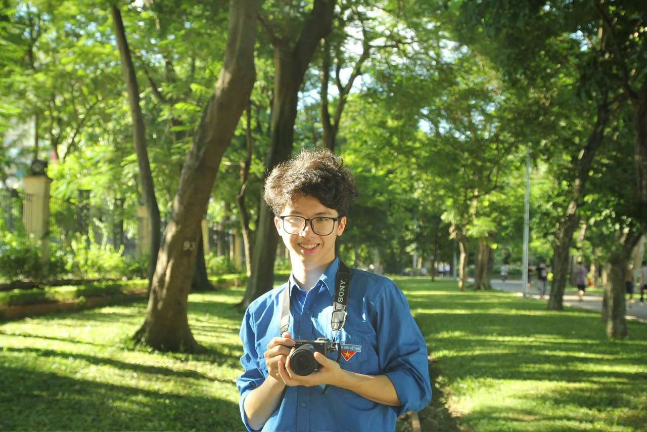 Thế Dân trong màu áo xanh tình nguyện của chiến dịch Mùa hè xanh. the-dan-trong-mau-ao-xanh-tinh-nguyen-cua-chien-dich-mua-he-xanh-1.jpg