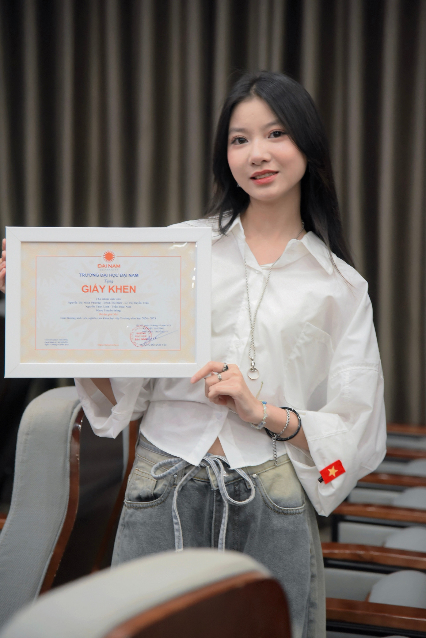 Bích nhận giải Nghiên cứu khoa học. nhan-giai-nghien-cuu-khoa-hoc.jpg