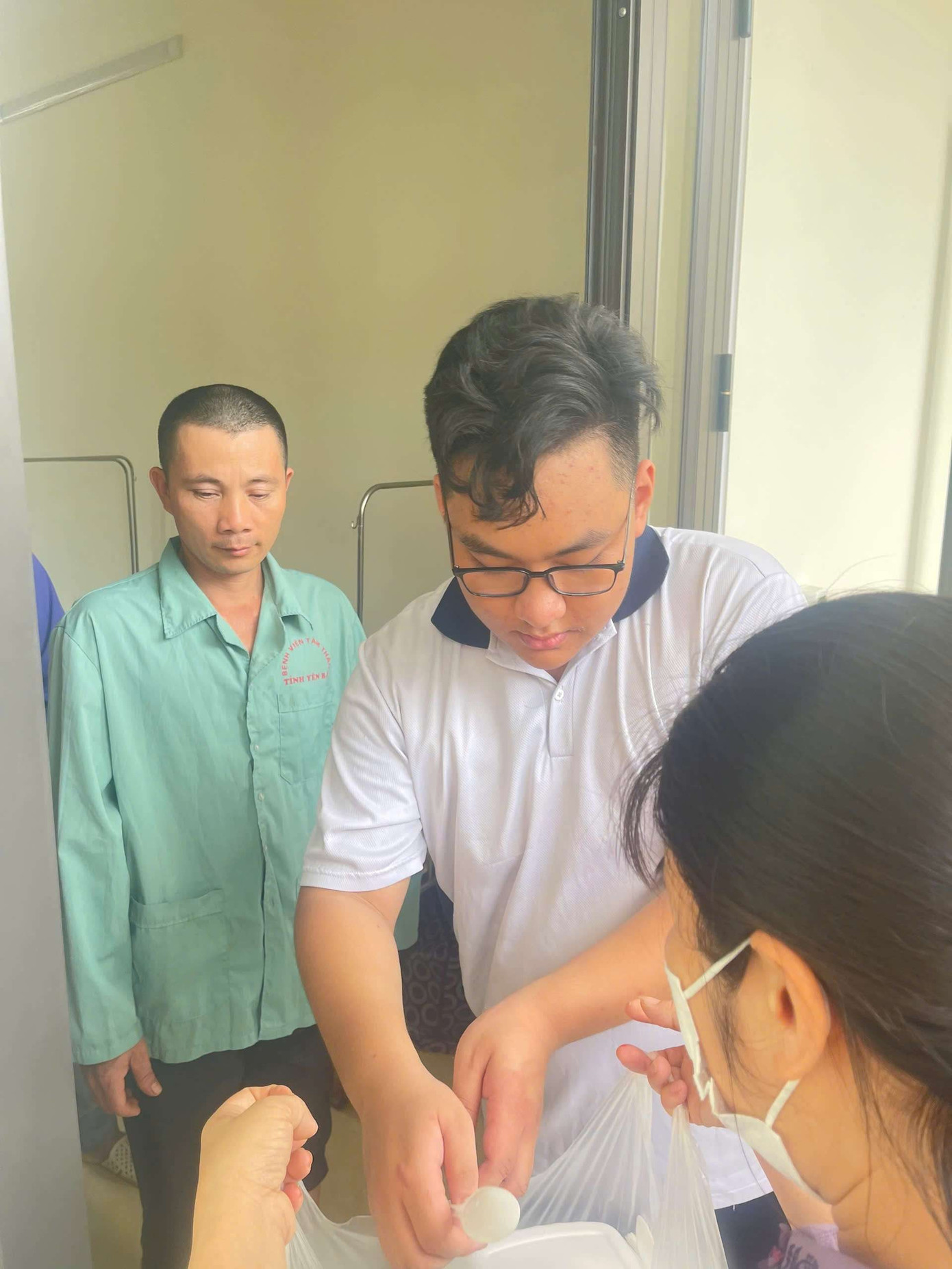 Ngoài việc học tập chăm chỉ, Minh Đạt còn tích cực tham gia vào các hoạt động thiện nguyện của nhà trường như trao suất cơm tại bệnh viện Tâm thần tỉnh Yên Bái (cũ). 3tham-gia-hoat-dong.jpg