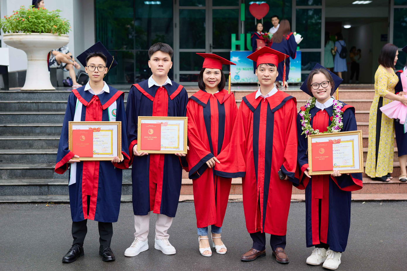 Linh Chi cùng thầy cô và bạn bè trong khoa Công nghệ thông tin. 2.jpg