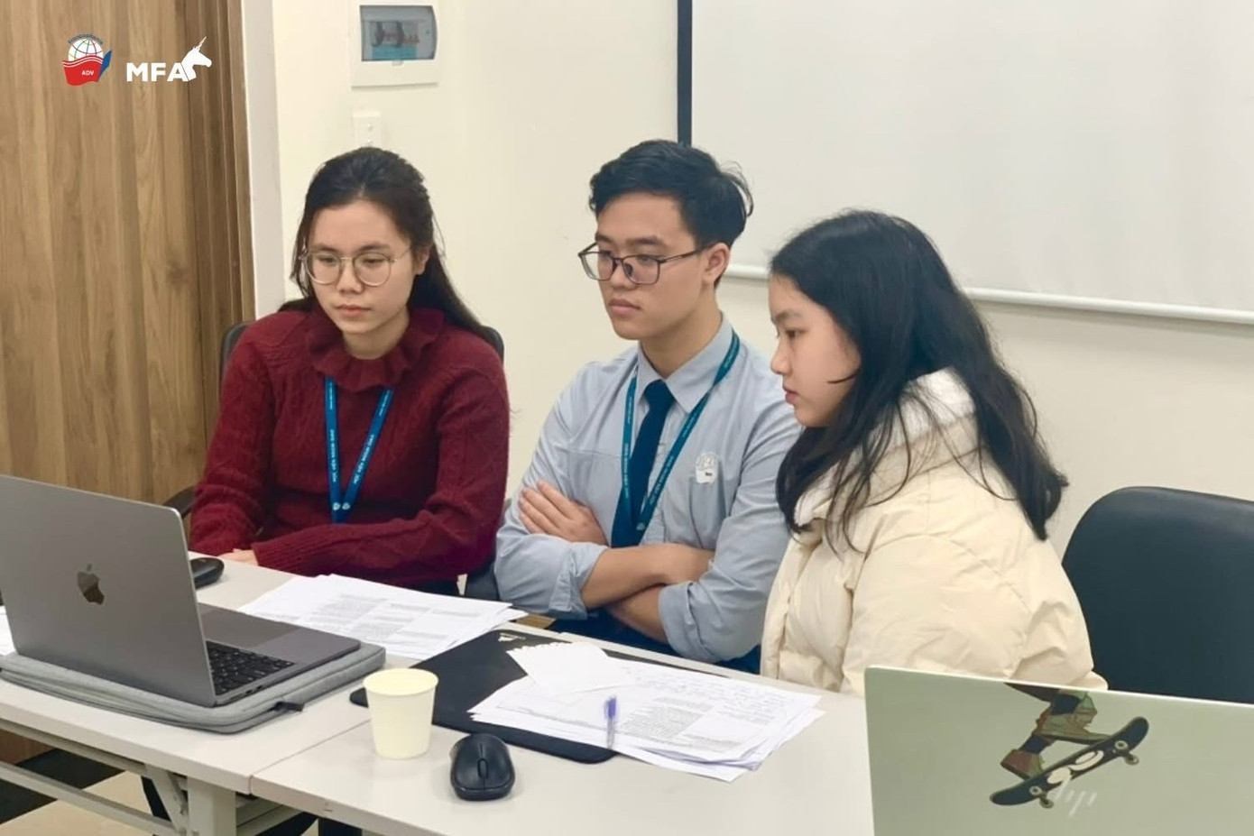 Nguyễn Vũ Khôi Việt và các bạn sinh viên cùng đội trong cuộc thi thi tranh biện thế giới. nguyen-vu-khoi-viet-va-cac-ban-sinh-vien-cung-doi-trong-cuoc-thi-thi-tranh-bien-the-gioi.jpg