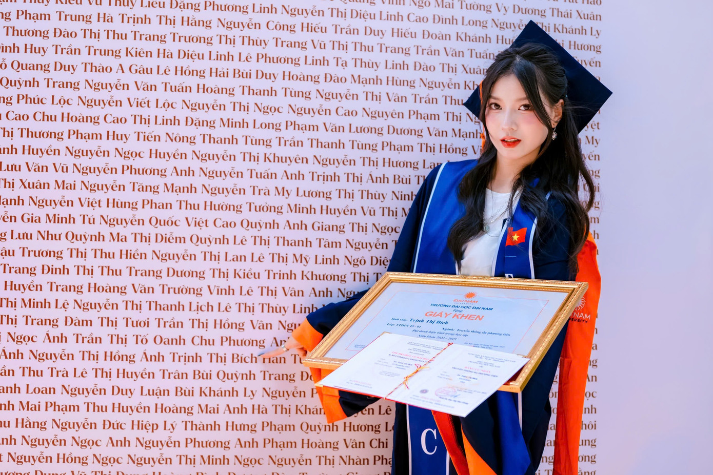 Trịnh Thị Bích trong lễ tốt nghiệp. f551f2bfc03c76622f2d.jpg