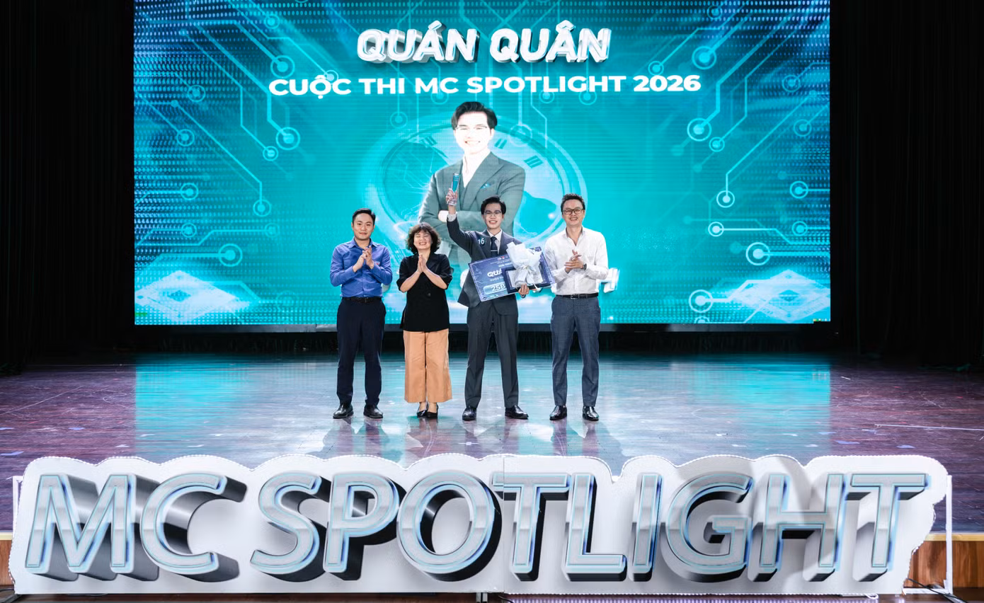 anh-3-gia-anh-rang-ro-cung-chiec-cup-quan-quan-mc-spotlight-2026-9437.jpg