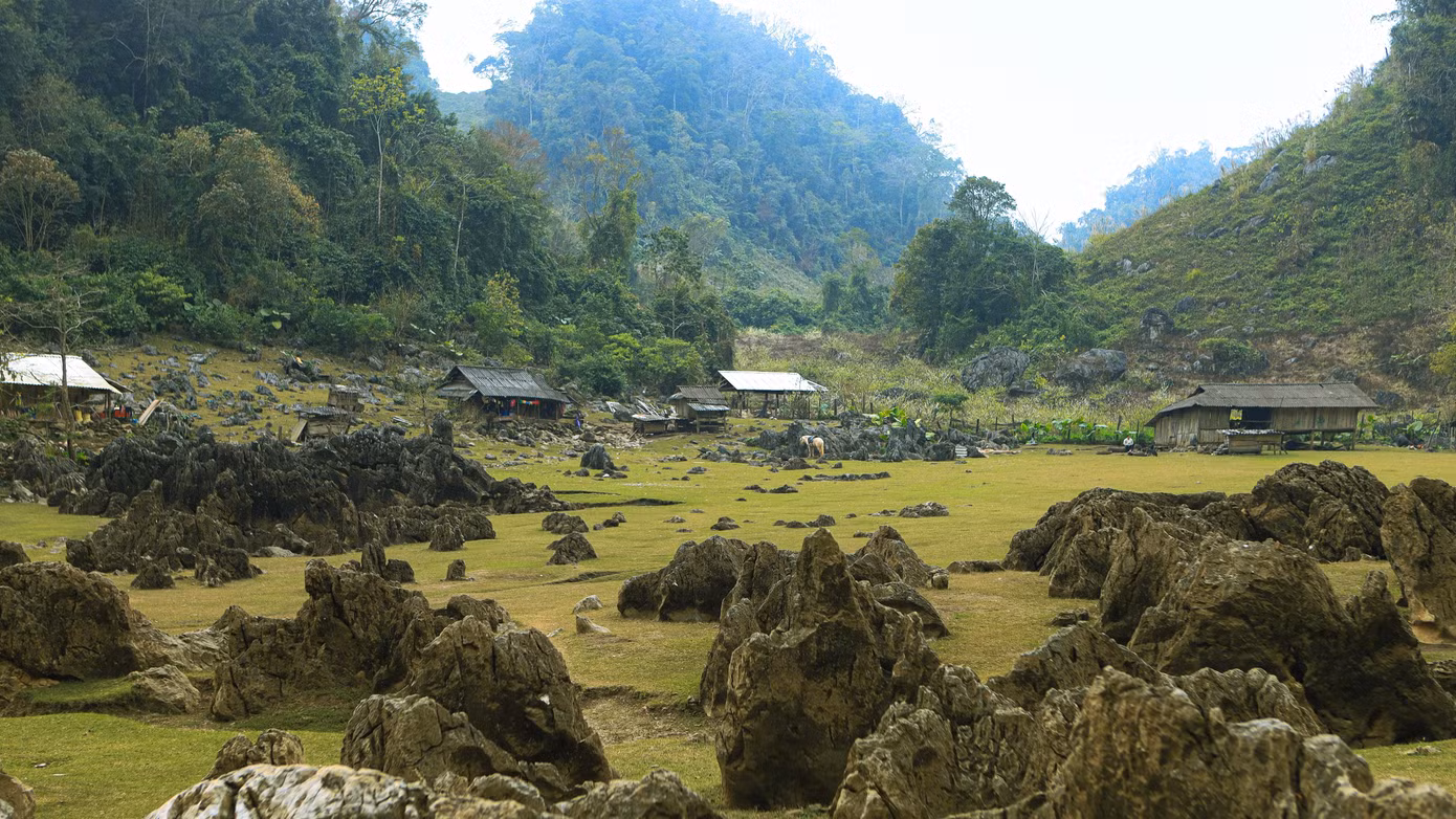 nhung-ngoi-nha-cua-nguoi-mong-nam-giua-thung-lung-tao-nen-khung-canh-binh-yen-dac-trung-cua-hang-tau.jpg