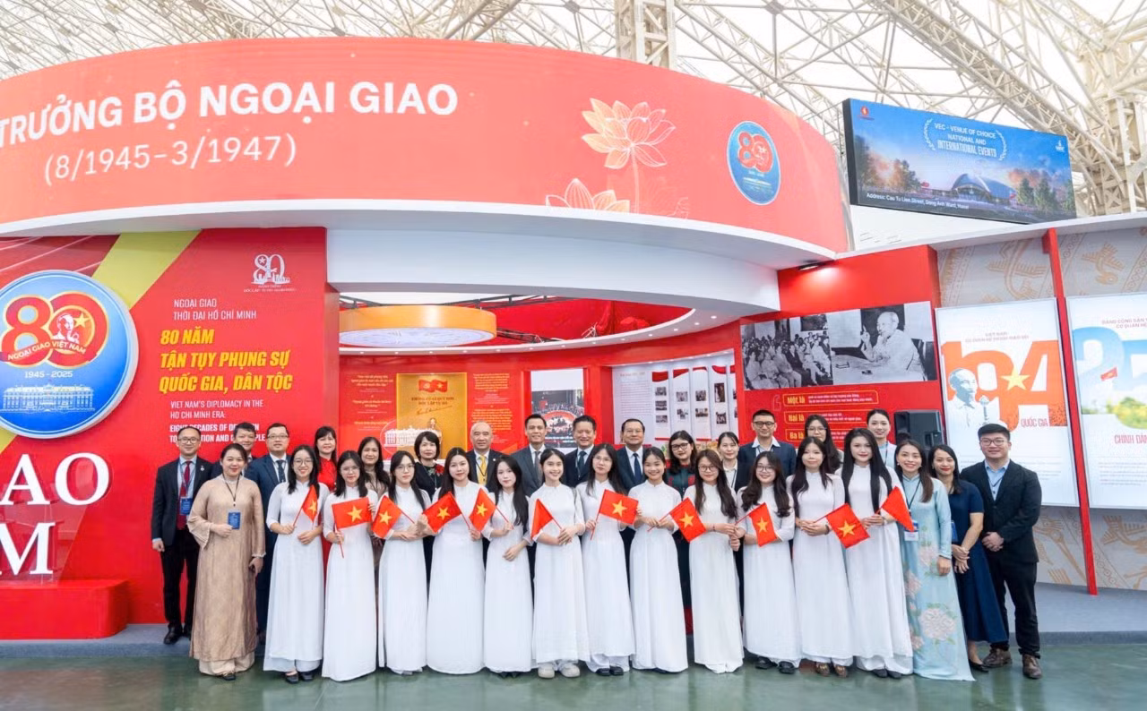 tap-the-can-bo-giang-vien-va-sinh-vien-hoc-vien-ngoai-giao-chup-anh-luu-niem-cung-lanh-dao-bo-va-lanh-dao-hoc-vien.jpg