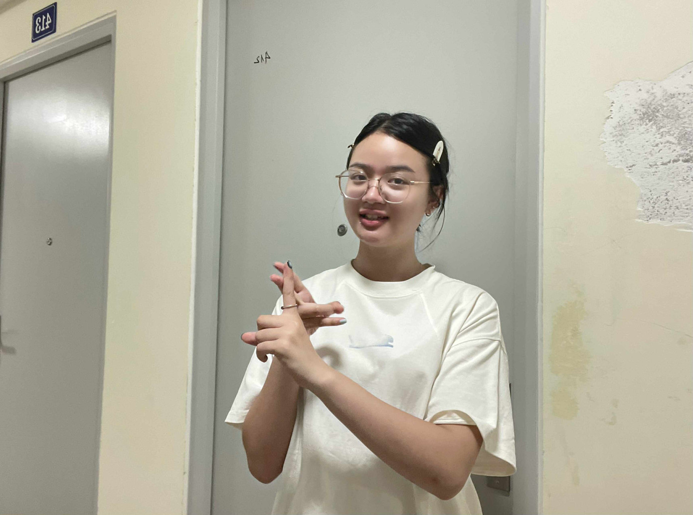 “Ngay trưa hôm bão, các ứng dụng đặt đồ ăn qua mạng tắt hết, chúng mình không thể đặt được đồ ăn. Trong phòng chỉ còn chút đồ ăn vặt. Gió thì tạt vào cửa sổ vì quên không đóng chặt cửa, sách vở ướt gần hết,” Thảo Vi kể lại. d4e1e067-7b73-48d4-856b-637b17b173d8.jpg