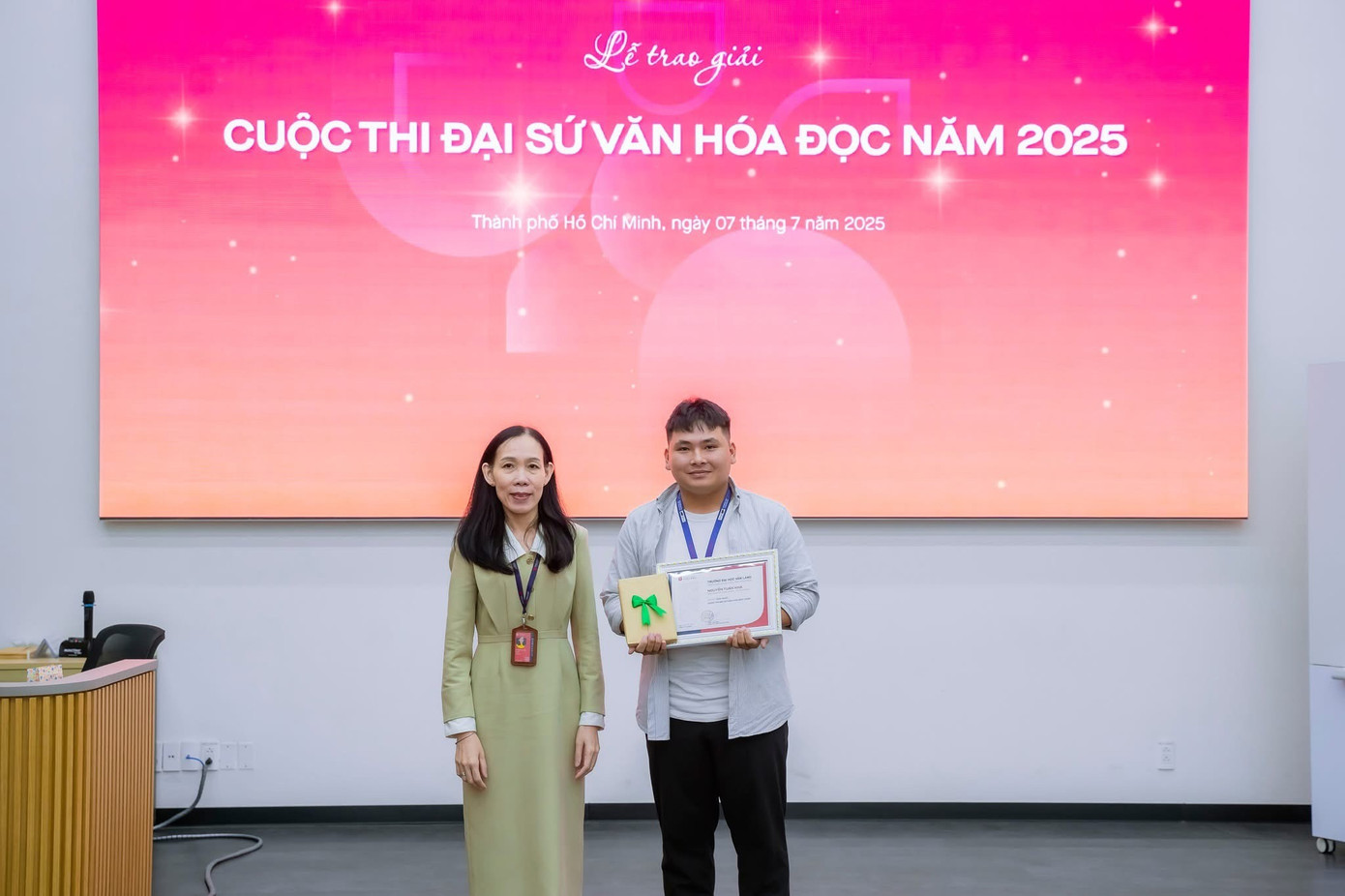 anh-chup-tai-le-trao-giai-cuoc-thi-dai-su-van-hoa-doc-nam-2025-tai-truong-dai-hoc-van-lang.jpg