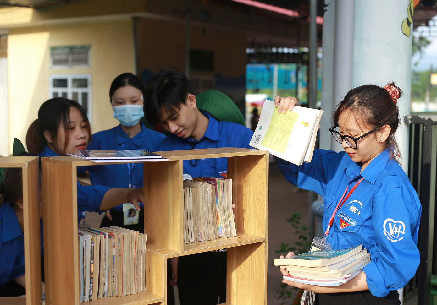 Tùng còn là tình nguyện viên trong chương trình Mùa hè xanh do Ban liên lạc Sinh viên Thanh Hóa Tại Đại học Văn hoá Hà Nội - Hội đồng hương tổ chức tung-con-la-tinh-nguyen-vien-trong-chuong-trinh-mua-he-xanh-do-ban-lien-lac-sinh-vien-thanh-hoa-tai-dai-hoc-van-hoa-ha-noi-hoi-dong-huong-to-chuc.jpg