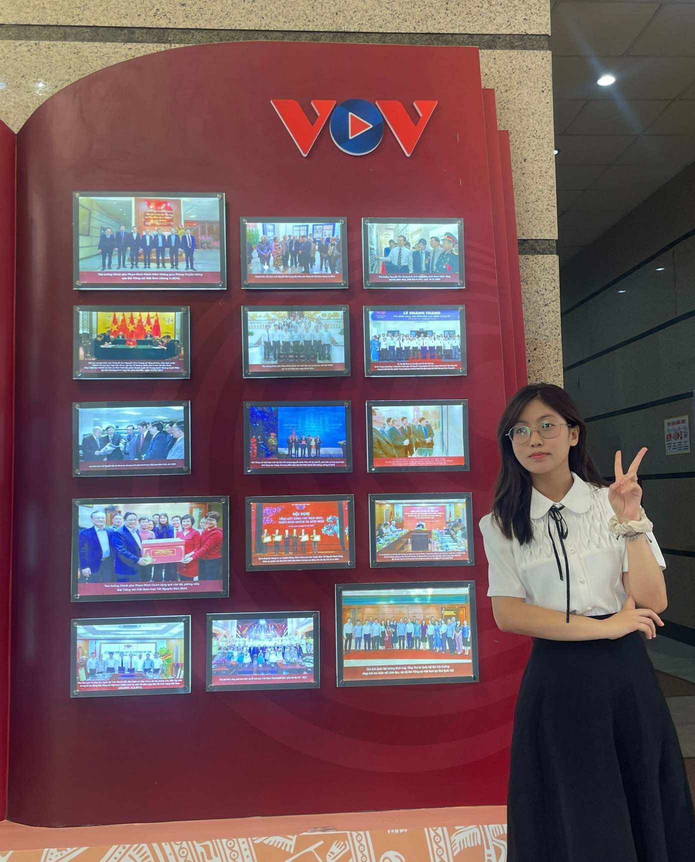Thương Huyền trong kỳ thực tập tại Đài Tiếng nói Việt Nam. 8.jpg
