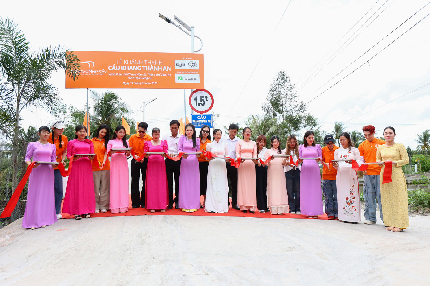 Ban lãnh đạo cùng quỹ Nam Phương và các nghệ sĩ cắt băng khánh thành cầu Khang Thành An, góp phần ổn định đời sống cho bà con xã Xà Phiên, thành phố Cần Thơ. ban-lanh-dao-cung-quy-nam-phuong-va-cac-nghe-si-cat-bang-khanh-thanh-cau-khang-thanh-an-gop-phan-on-dinh-doi-song-cho-ba-con-xa-xa-phien-thanh-pho-can-tho.jpg