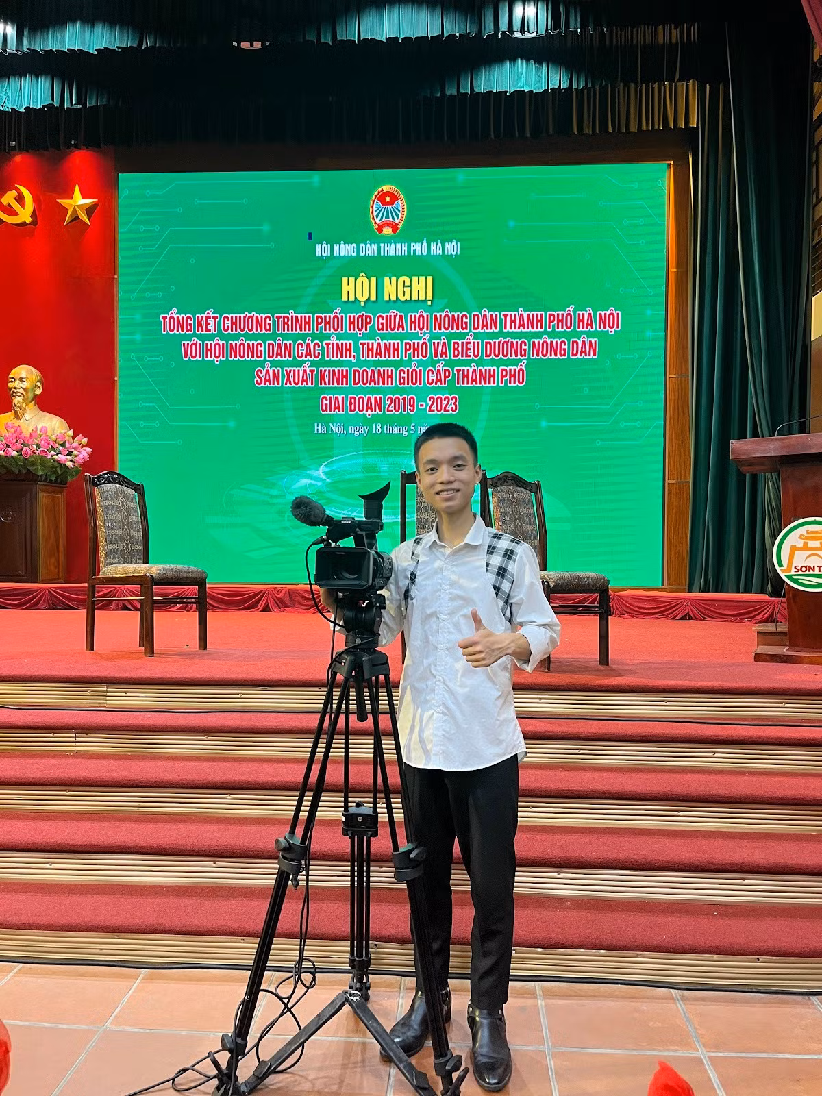 Từ năm nhất đại học, Đình Vũ đã như một phóng viên thực thụ tại Báo Dân Việt.