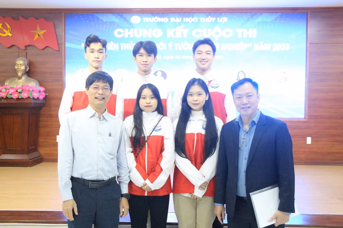 dan-nhom-sinh-vien-lien-nganh-di-thi-khoi-nghiep-nam-2023.jpg