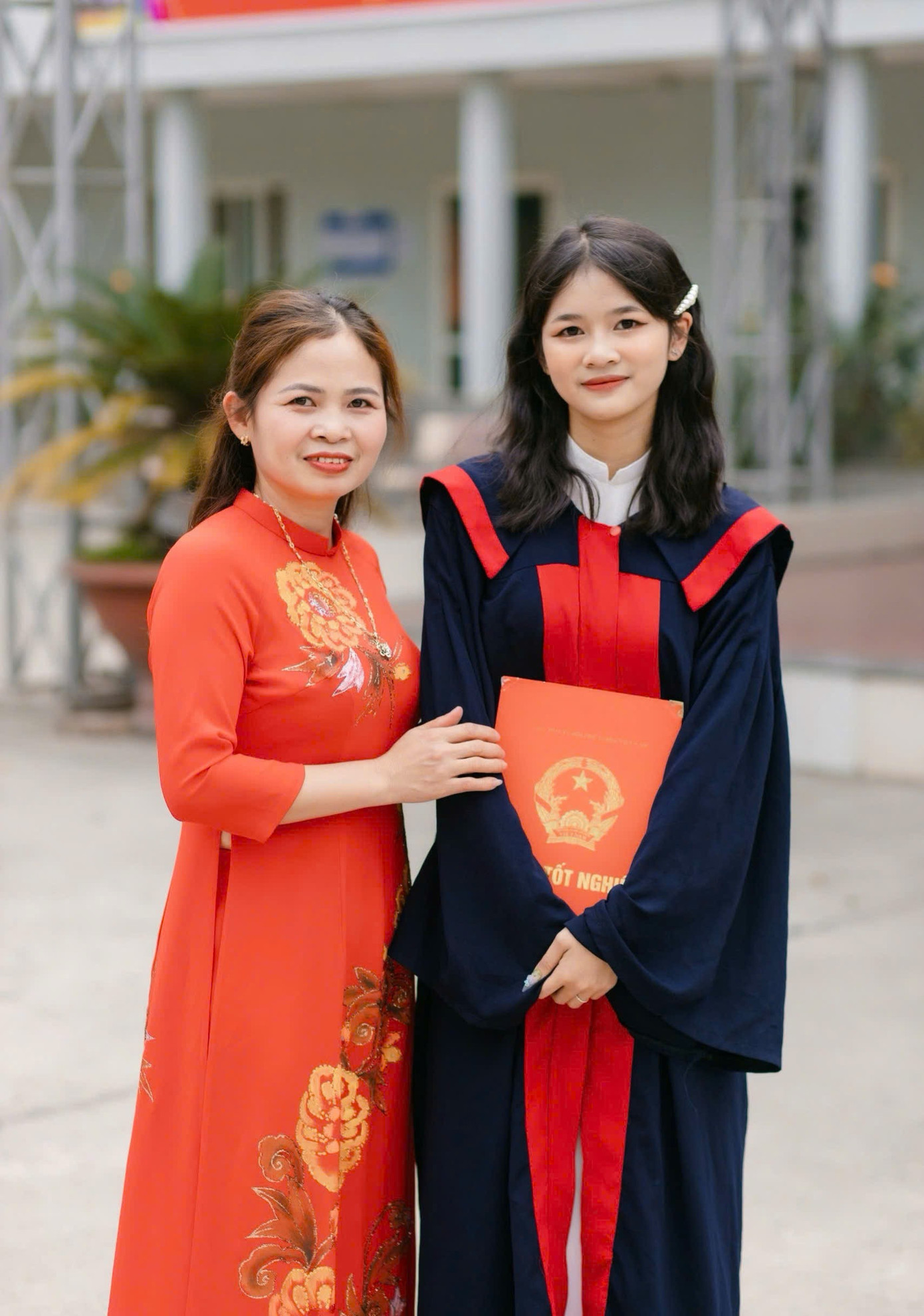 Thu Huyền chụp ảnh cùng mẹ – người từng phản đối nhưng sau cùng đã trở thành điểm tựa lớn nhất trên hành trình theo đuổi ước mơ truyền thông. cd4388f72b4f9d11c45e.jpg