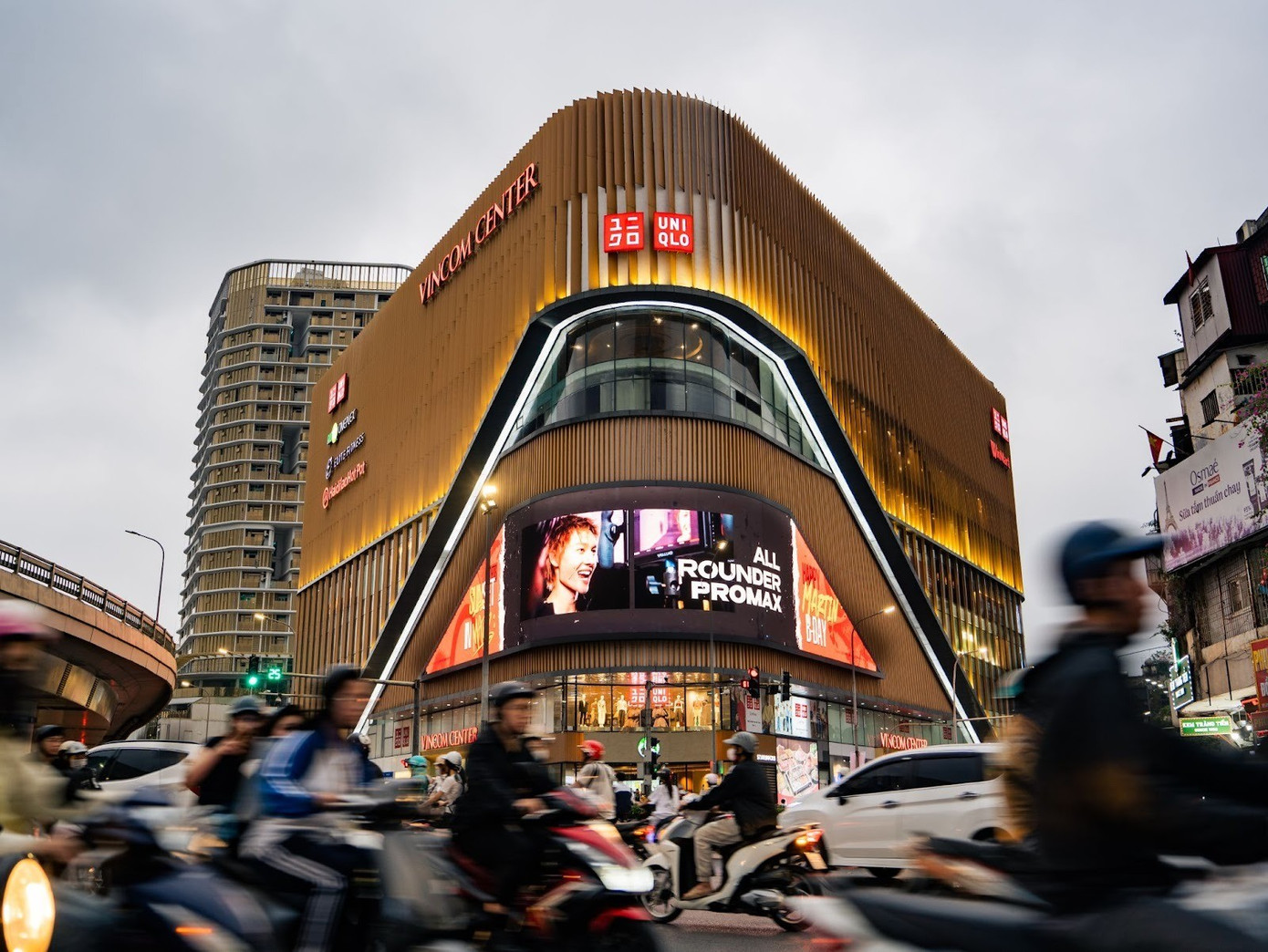 Màn hình LED được trình chiếu ngay giữa ngã tư Chùa Bộc - Phạm Ngọc Thạch thường xuyên có lượng lớn người qua lại.