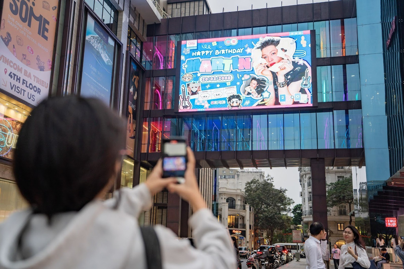 Màn hình LED mừng sinh nhật thần tượng được thiết kế bắt mắt, thu hút đông đảo người hâm mộ đến check-in.