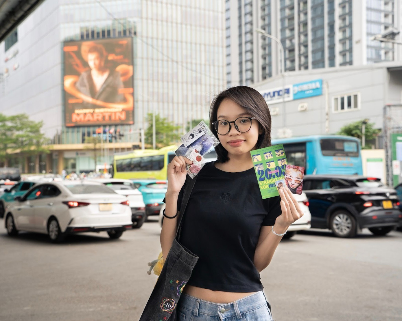 Minh Khuê lưu lại khoảnh khắc bên màn hình LED mừng sinh nhật thần tượng.