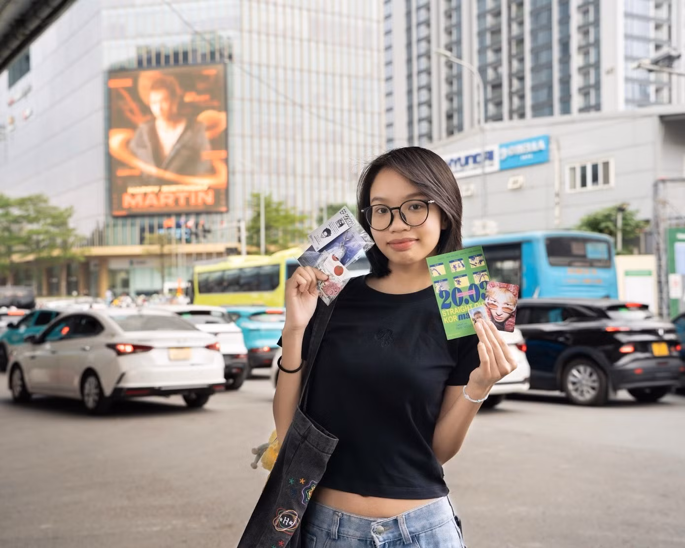 Minh Khuê lưu lại khoảnh khắc bên màn hình LED mừng sinh nhật thần tượng.