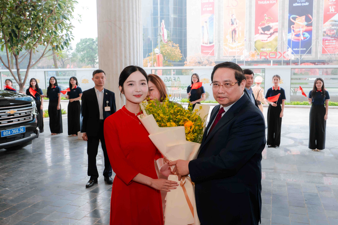 Đại diện sinh viên Học viện Hành chính và Quản trị công tặng hoa chúc mừng Thủ tướng Chính phủ Phạm Minh Chính tại buổi thăm và làm việc.