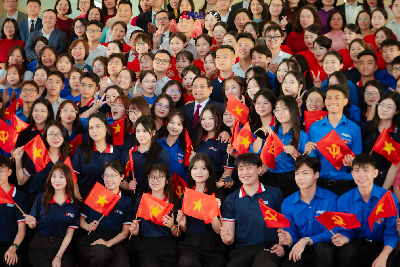 Những nụ cười rạng rỡ của sinh viên Học viện Hành chính và Quản trị công trong bức ảnh lưu niệm cùng Thủ tướng Chính phủ.