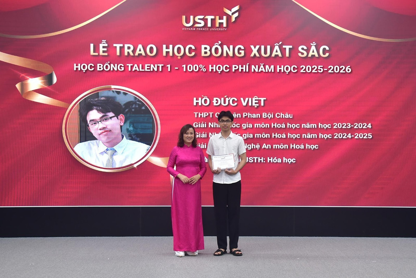 Hồ Đức Việt nhận chứng nhận học bổng tại chương trình “Hạt giống Tài năng”. Hồ Đức Việt nhận chứng nhận học bổng tại chương trình “Hạt giống Tài năng”.