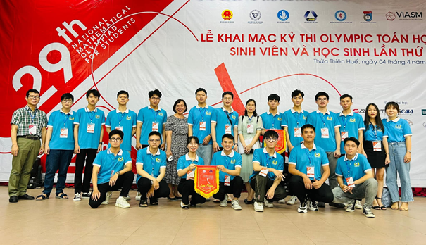 doi-tuyen-tham-gia-olympic-toan-hoc-dai-hoc-thuy-loi-nam-2023-minh-o-vi-tri-thu-nhat-dau-hang-ben-trai-thay-tsnguyen-huu-tho.png