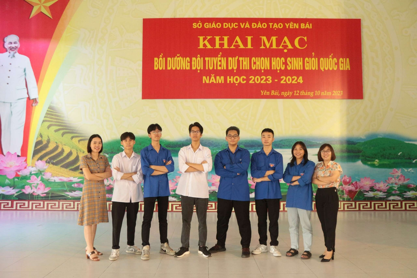 Minh Đạt (thứ 4 bên phải qua) cùng các bạn đội tuyển và giáo viên trong buổi khai mạc Bồi dưỡng đội dự thi chọn học sinh giỏi Quốc gia năm 2023 - 2024. 2.jpg