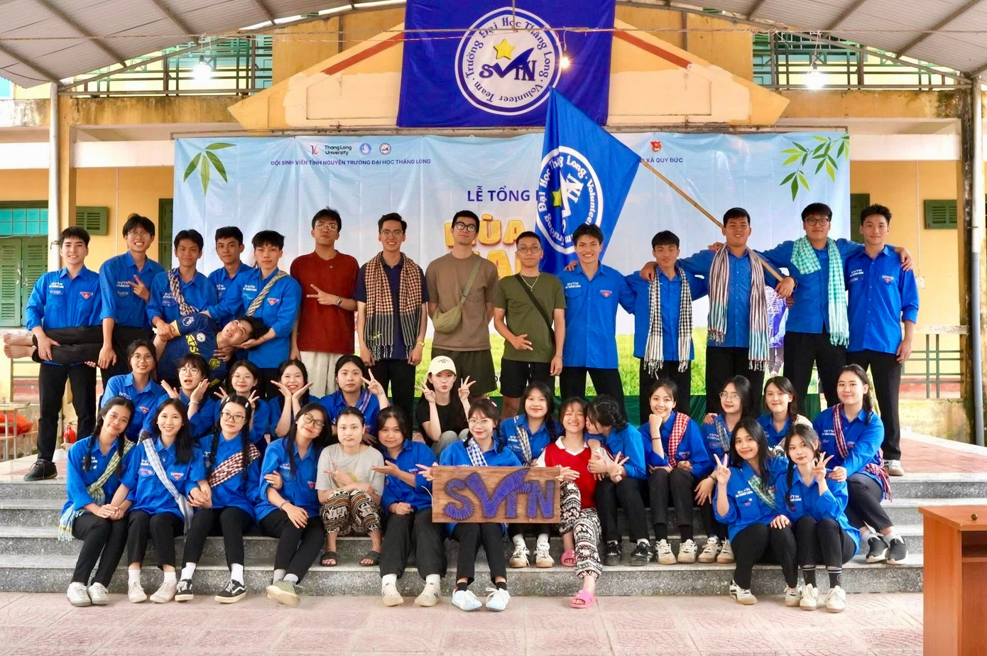 06-08-2025-dong-hanh-cung-cac-doi-vien-doi-sinh-vien-tinh-nguyen-truong-dai-hoc-thang-long-trong-chien-dich-mua-he-xanh-2025-tai-xa-quy-duc-tinh-phu-tho.jpg