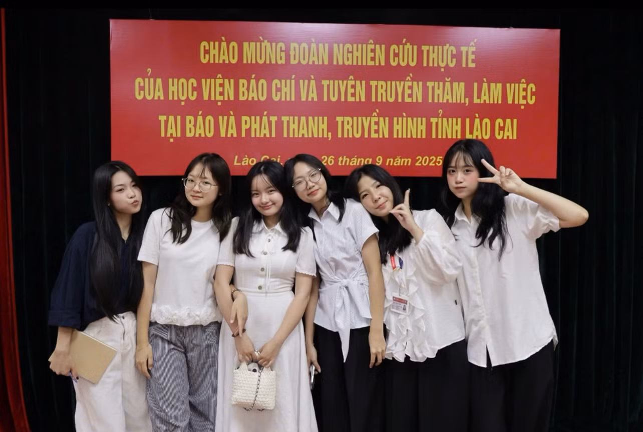Khánh Ngọc cùng các thành viên lớp Báo Phát thanh K44 trong chuyến đi thực tế chính trị - xã hội tại tỉnh Lào Cai.