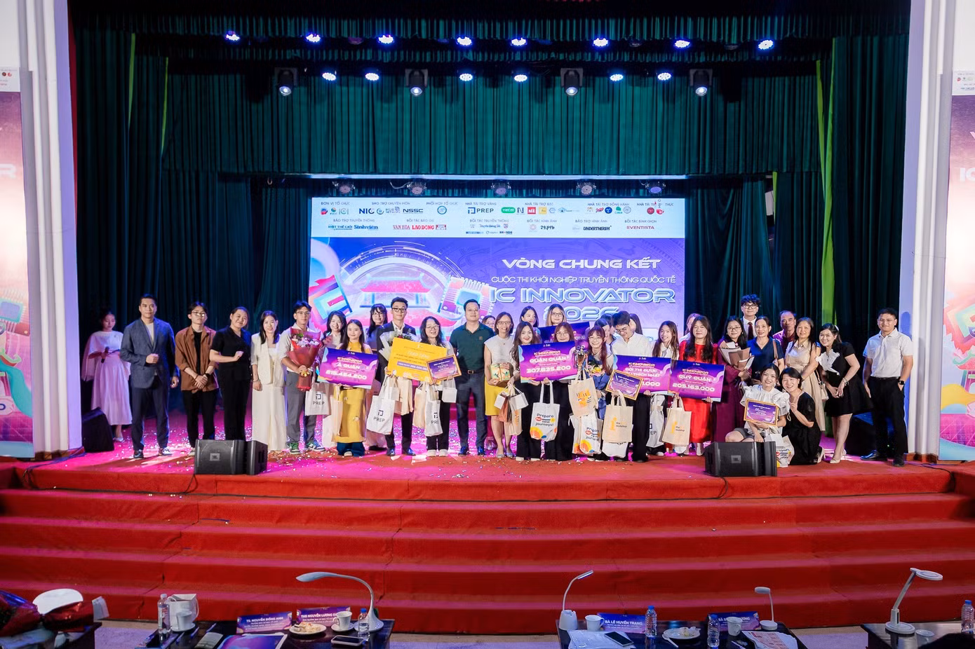 Top 3 đội thi xuất sắc nhất IC Innovator 2026: Dấu Việt Du Ký, TENTEN và HERISTAGE.