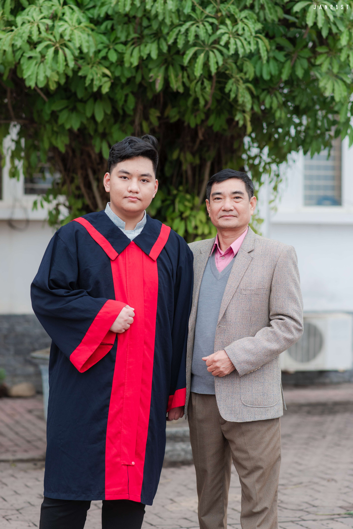 Ngô Minh Đạt và bố trong buổi chụp ảnh tốt nghiệp cấp 3. 1chup-cung-bo.jpg