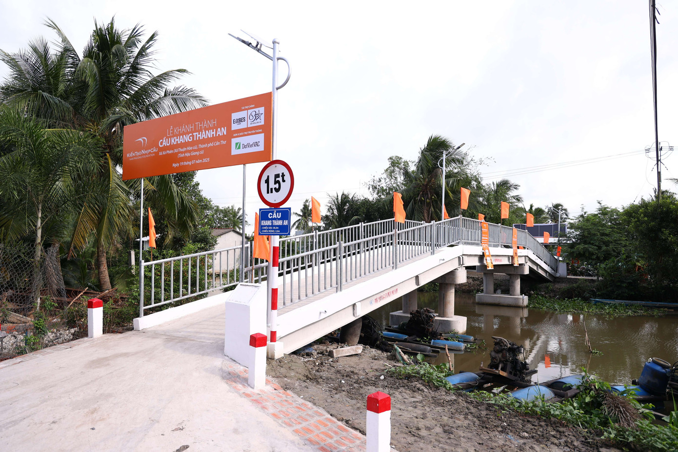Sau hơn 3 tháng thi công, cầu Long Mỹ II đã khoác lên mình diện mạo mới, đổi tên thành cầu Khang Thành An. sau-hon-3-thang-thi-cong-cau-long-my-ii-da-khoac-len-minh-dien-mao-moi-doi-ten-thanh-cau-khang-thanh-an.jpg