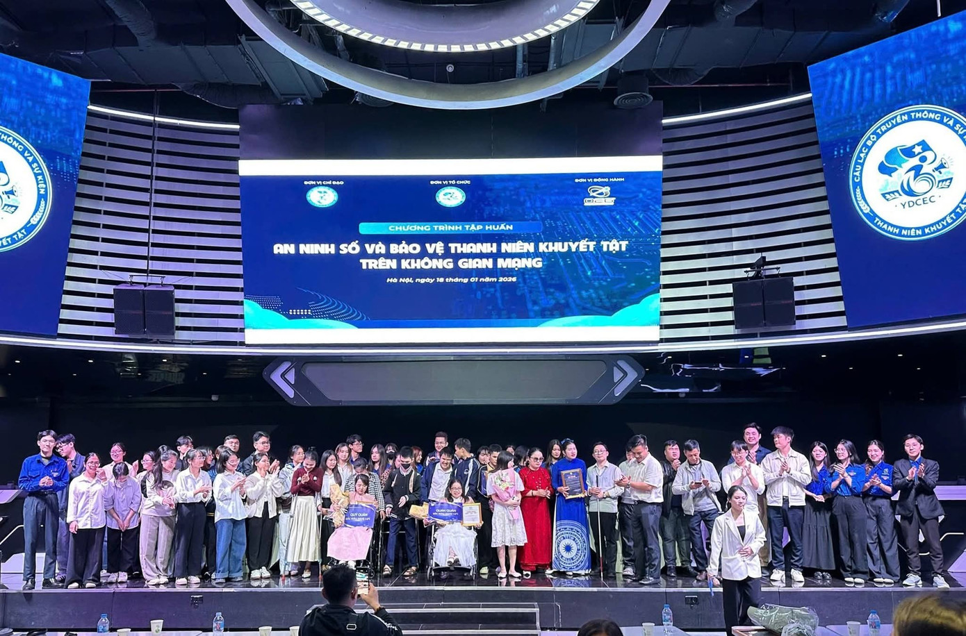 chuong-trinh-tap-huan-an-ninh-so-va-bao-ve-thanh-nien-tren-khong-gian-mang.jpg
