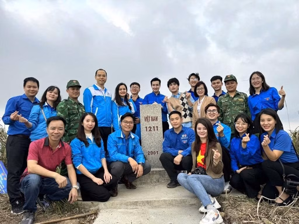 TS Trần Anh Quang cùng đoàn công tác tuổi trẻ Thủ đô thăm cột mốc 1211, Đồn Biên phòng Ba Sơn và trao tặng công trình thanh niên “Bê tông hóa đường kiểm tra cột mốc quốc giới” trị giá 100 triệu đồng, góp phần chung tay xây dựng và bảo vệ chủ quyền biên giới quốc gia.
