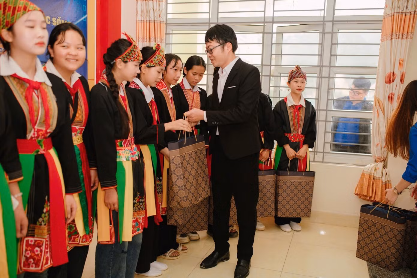 TS Trần Anh Quang - Phó Bí thư Đoàn Trường, Chủ tịch Hội Sinh viên Trường, Cụm trưởng Cụm Hội số 3, Hội Sinh viên TP. Hà Nội, trao tặng quà cho các em học sinh có hoàn cảnh khó khăn tại Trường TH &amp; THCS Đồng Lâm 1.